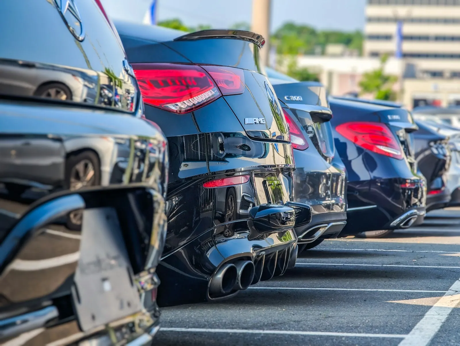 販売店の駐車場に並ぶ中古車。ドバイで車を売却するときの売り先のひとつ