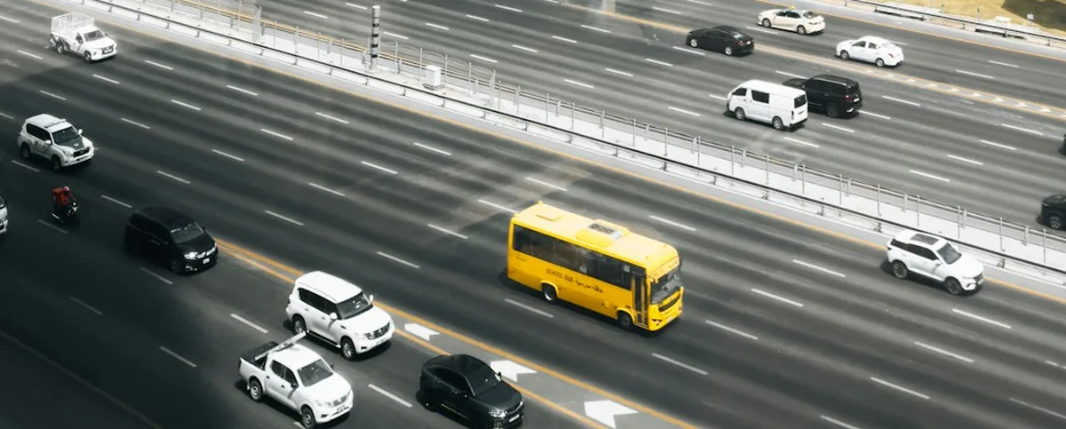 ドバイの幹線道路を走る車の列。運転免許を切り替えるとドバイで運転できる