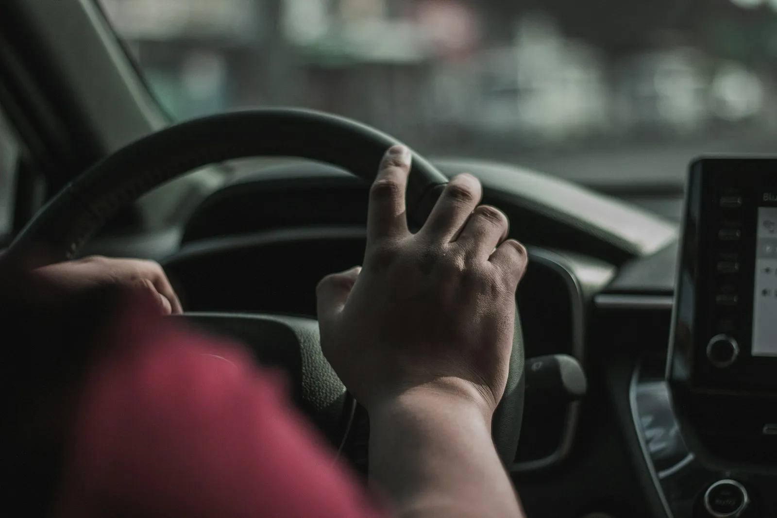 ハンドルを握る手。ドバイで運転免許を切り替えたあとの運転のイメージ