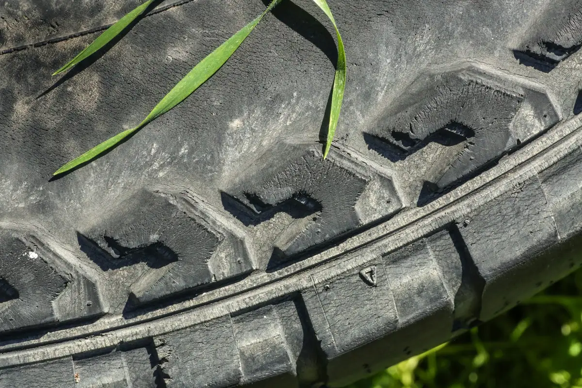 ひび割れが入り、溝の角が欠けたタイヤのトレッド。ドバイの車検では製造から 5 年を過ぎたタイヤや損傷のあるタイヤが確認される
