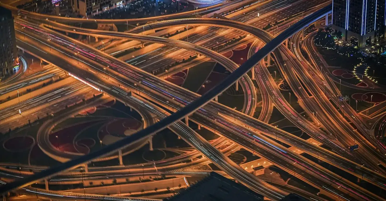 夜のドバイの高速道路インターチェンジを上から見た様子（イメージ。トレードセンター交差点そのものではありません）