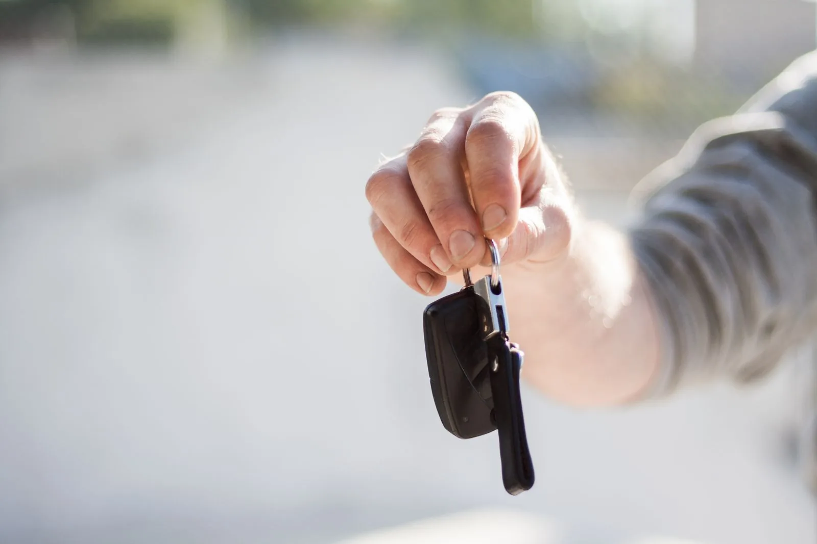 名義変更を終えて中古車のキーを受け取る場面