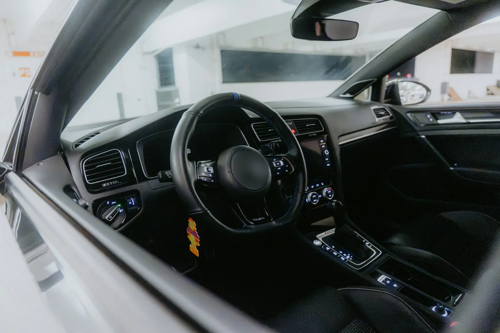 左ハンドル車の運転席とダッシュボード