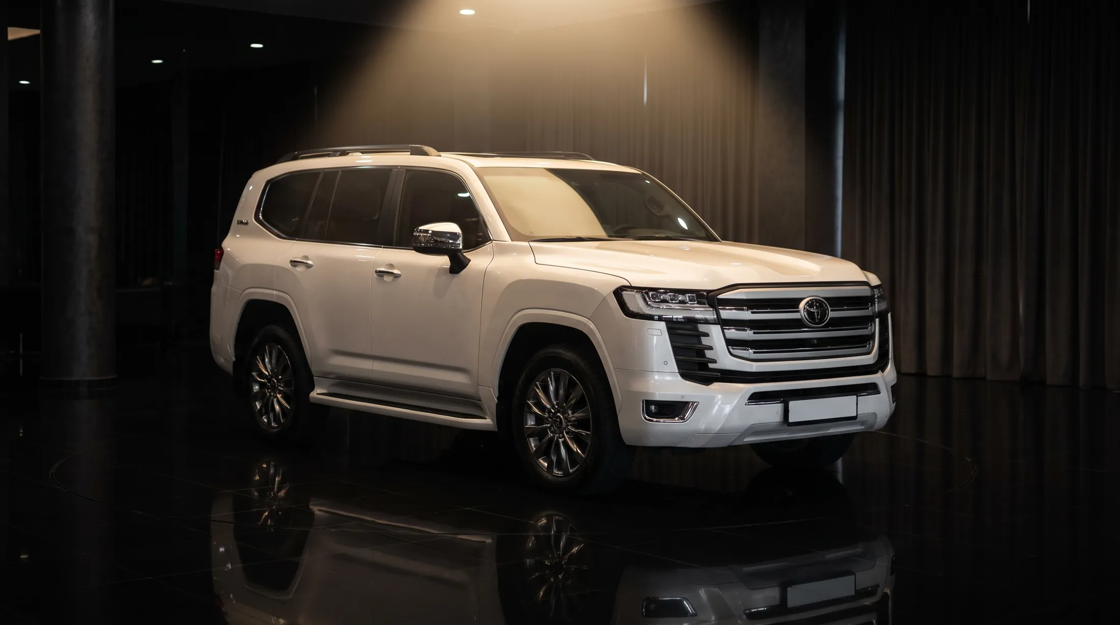 ショールームで輝く無傷に見えるSUV